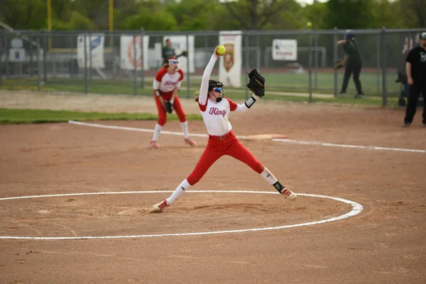 遊び場でソフトボールをしている赤と白のユニフォームを着た女性チームの見解 — ストック写真