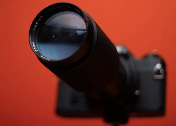 Close Foto Van Camera Met Grote Lense Rode Achtergrond — Stockfoto