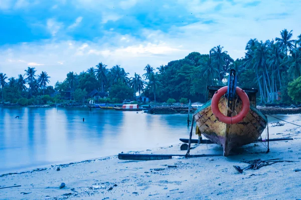 Eine Faszinierende Szene Von Holzbooten Violetten Wasser Der Inseln Batam — Stockfoto