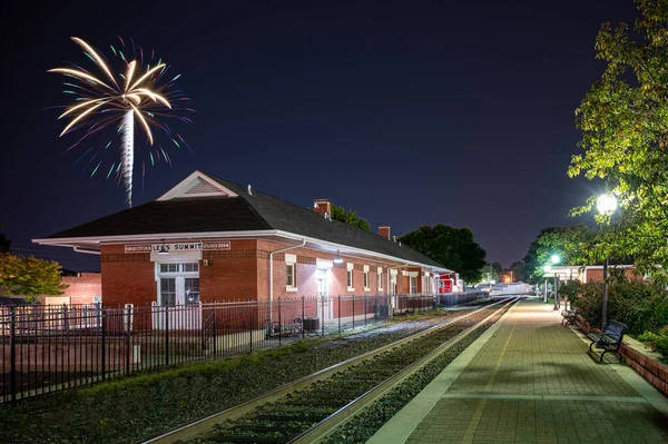 Beau Cliché Des Feux Artifice Qui Éclatent Dessus Dépôt Ferroviaire — Photo