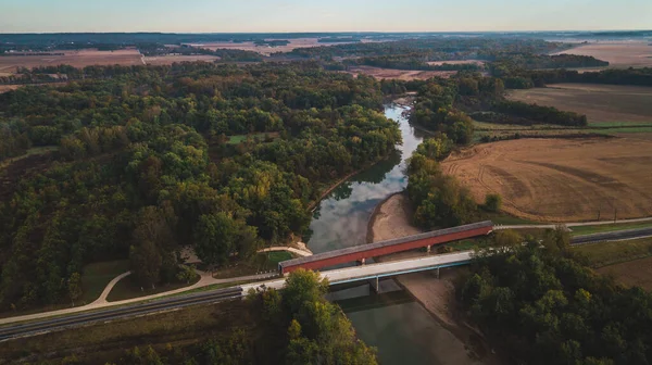 森の中の川にかかる橋の空中風景 — ストック写真