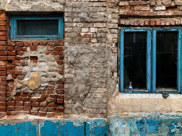 Een Glazen Ramen Een Oud Bakstenen Gebouw — Stockfoto