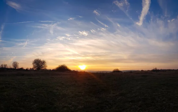 畑の上に沈む美しい夕日 — ストック写真