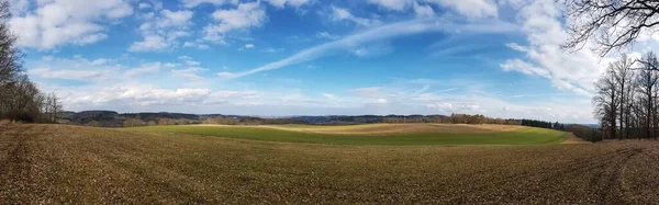 Панорамный Снимок Сельскохозяйственного Поля Ярким Небом — стоковое фото