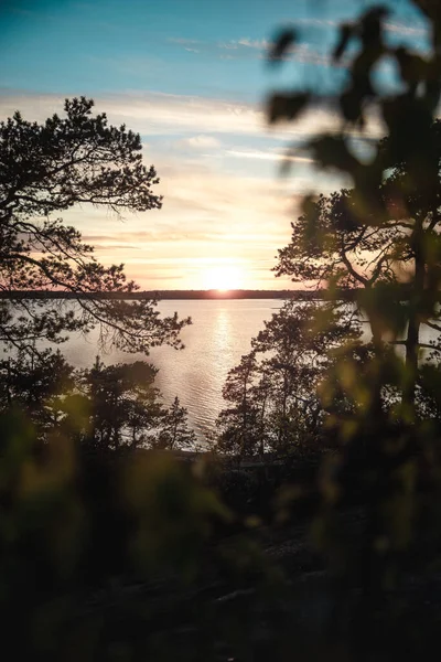 Вертикальный Снимок Заката Побережья Финляндии Недалеко Хельсинки Порккаланниеми Киркконумми — стоковое фото