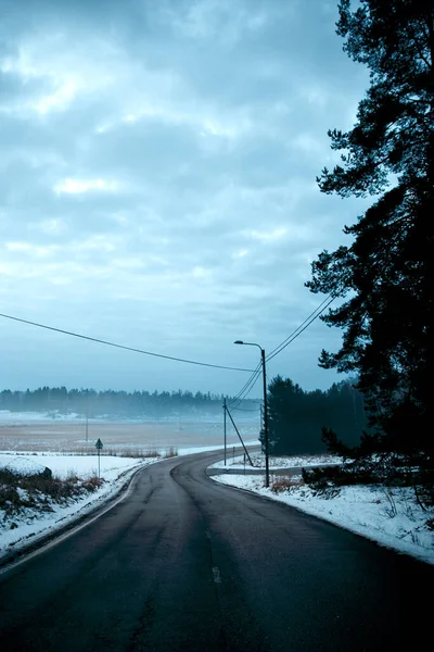 Прекрасный Снимок Дороги Облачным Небом Зимой — стоковое фото