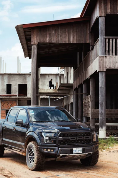Egy Függőleges Felvétel Egy Ford Raptorról Egy Faház Közelében — Stock Fotó