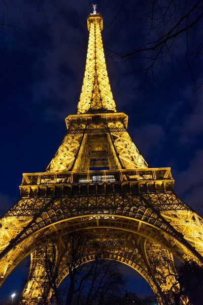 Vista Noturna Vertical Baixo Ângulo Torre Eiffel Partir Dos Jardins — Fotografia de Stock