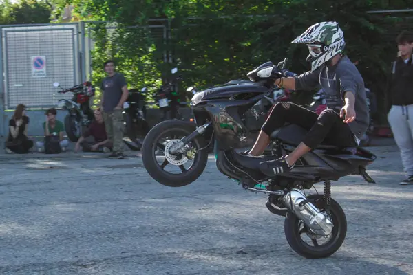 Мужчина Мотоциклист Шлеме Делает Трюки Мотоциклом Дороге — стоковое фото