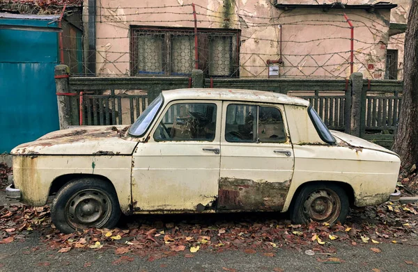 Eski Terk Edilmiş Bir Araba Yıpranmış Bir Evin Önünde — Stok fotoğraf