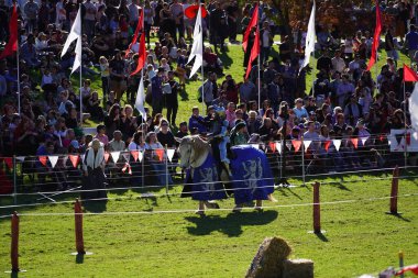 Avustralya 'daki Blacktown Ortaçağ Fayre' de mızrak dövüşü yapan bir adam.