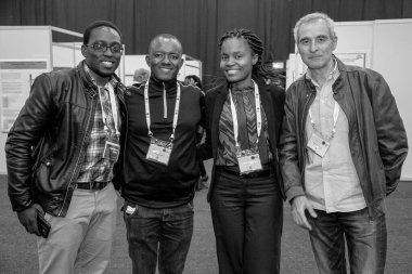 Sağlık görevlilerinin HIV konulu konferansındaki delegelerin gri tonda yakın plan çekimleri. Johannesburg, Güney Afrika.