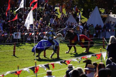 Avustralya 'daki Blacktown Ortaçağ Fayre' de mızrak dövüşü yapan bir adam.