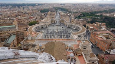 Vatikan 'daki Aziz Peter Meydanı' nda.