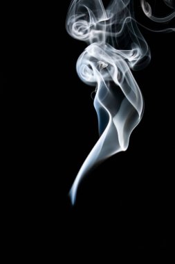 Siyah arka planda soyut bir duman izi.