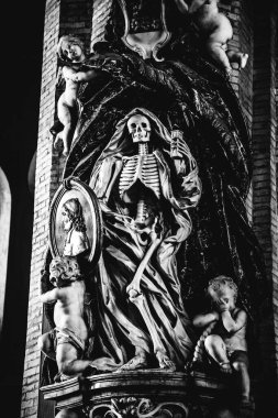 Kilisedeki iskelet ölümünün dikey çekimi