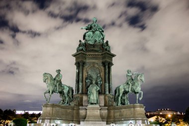 Bulutlu bir gecede Avusturya, Viyana 'daki Maria Theresia heykelinin güzel bir resmi.