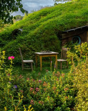 Hobbiton, Yeni Zelanda 'da küçük ahşap bir masadaki satranç tahtasının yakın çekimi.