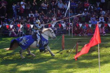 Avustralya 'daki Blacktown Ortaçağ Fayre' de mızrak dövüşü yapan bir adam.