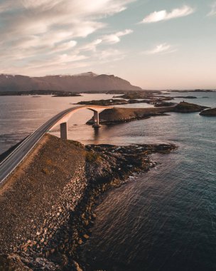 Norveç 'teki Atlantik Okyanus Yolu' nun gün ışığında güzel bir manzarası