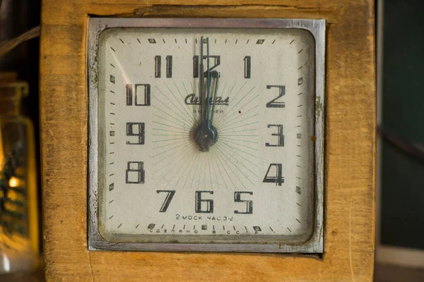 Closeup Shot White Table Clock Showing Clock New Year Time — Stock Photo, Image