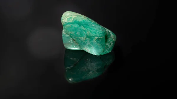 Närbild Bit Amazonite Ädelsten Reflekterande Svart Yta — Stockfoto