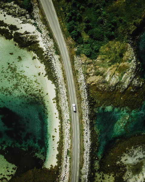 Top View Bild Bil Körning Väg Mellan Berg Och Hav — Stockfoto