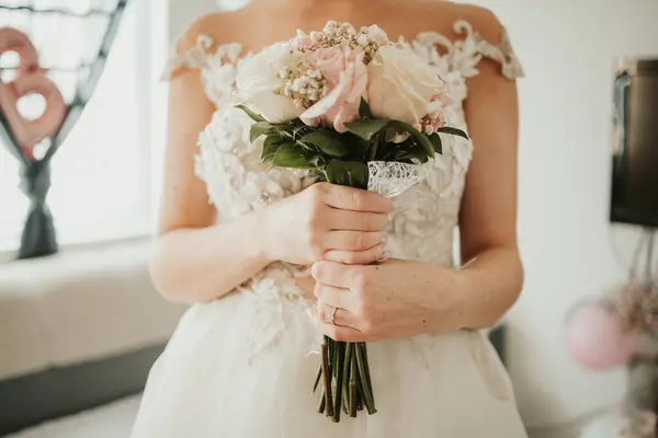 彼女の花束を持っている美しい花嫁のクローズアップショット — ストック写真