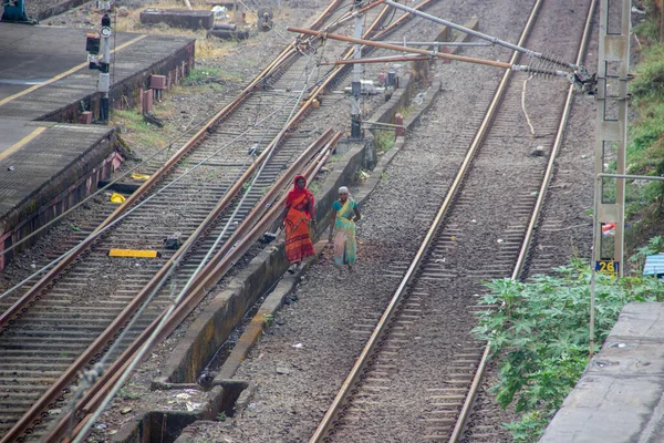 Hindistan Tren Rayları Arasında Yürüyen Fakir Bir Hintli Kadın — Stok fotoğraf