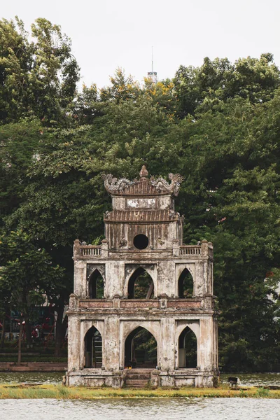 Colpo Verticale Antico Edificio Con Lago Hoan Kiem Hoan Vietnam — Foto Stock