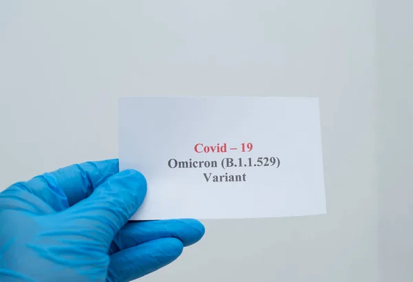 コピースペースのある白い壁の背景にコピー19ワクチンについての印刷された論文を保持する手 — ストック写真