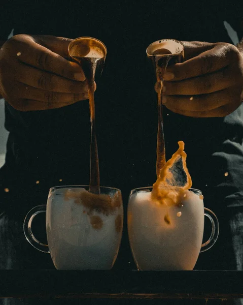 Een Verticaal Van Een Barista Gieten Koffie Glazen Kopjes Gevuld — Stockfoto