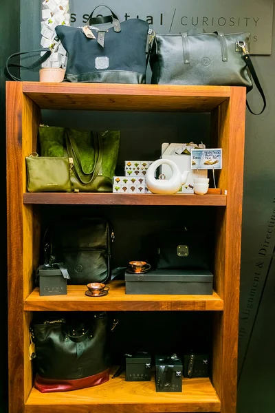 Yapımı Tasarım Fuarındaki Sergi Standında Sergilenen Çantalar Mücevherler — Stok fotoğraf
