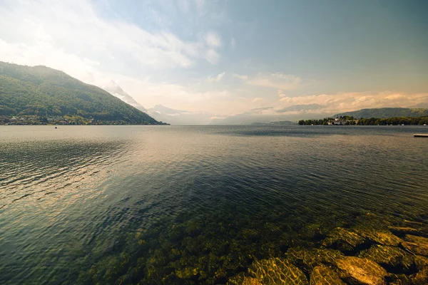 Μια Όμορφη Θέα Μια Καθαρή Λίμνη Και Βουνά Μια Ηλιόλουστη — Φωτογραφία Αρχείου