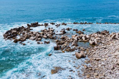 Budva 'daki Adriyatik Denizi' nin mavi su dalgaları, Sveti Stefan, Karadağ