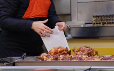 Profesyonel bir aşçı restoranda baharatlı ızgara tavuk pişiriyor.