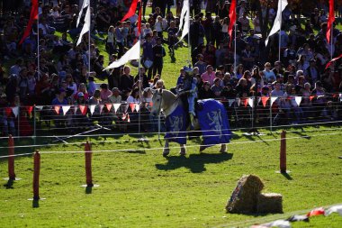 Avustralya 'daki Blacktown Ortaçağ Fayre' de mızrak dövüşü yapan bir adam.