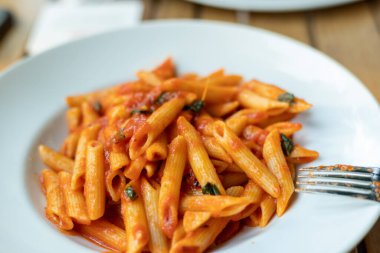 Bir tabak penne arrabbiata makarnası..