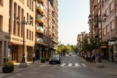 Ponferrada, El Bierzo, İspanya 'da binaları ve arabaları olan Calle Ancha kentsel caddesi manzarası
