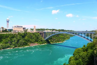 Gökkuşağı Uluslararası Köprüsü üzerindeki mavi gökyüzü yaz boyunca Niagara Şelaleleri