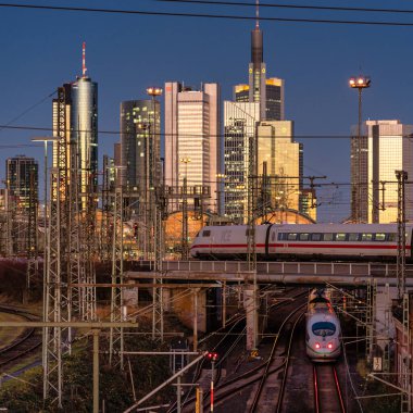 Akşam Frankfurt ana istasyonundaki trenler ve arka planda gökyüzü.