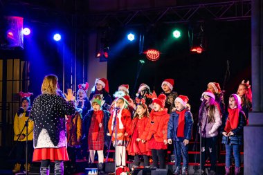 Romanya 'nın Bükreş kentindeki Ulusal Opera' daki Klasik Noel Pazarı 'nda bir çocuk korosu