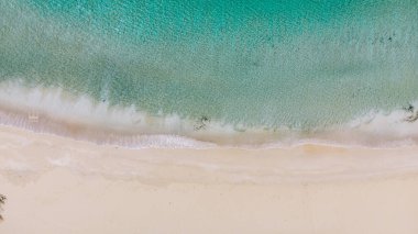 Little Bay, Tortola, Britanya Virgin Adaları 'ndaki kumlu bir sahilde köpüklü yumuşak okyanus dalgalarının hava görüntüsü.