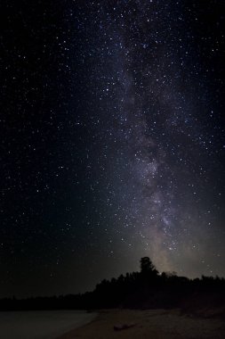 Door County, Wisconsin, ABD 'de Michigan Gölü kıyısında yıldızlı bir gece göğü altında