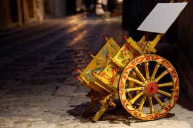 Sicilya arabası, bir dükkânın girişini süslemek için düşük ölçekli üreme.