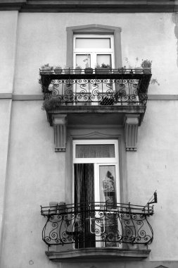 Bir yerleşim yerinin balkonlarının gri lekesi.