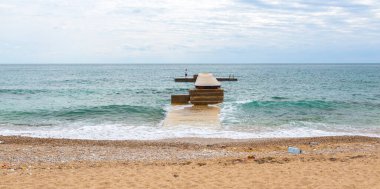 Adriyatik kıyısındaki Budva Riviera 'nın kasabayı çevreleyen uzun şeridinden bir manzara