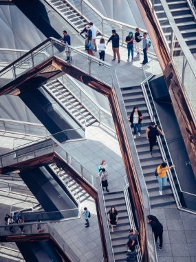 New York 'ta Vessel' da yürüyen insanların dikey görüntüsü.