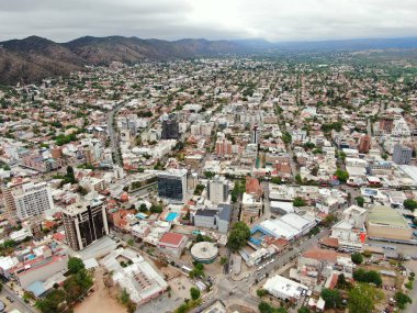 Carlos Paz şehrinin İHA 'sı ile çekilen genel hava çekimi bulutlu bir günde arka planda dağlarla