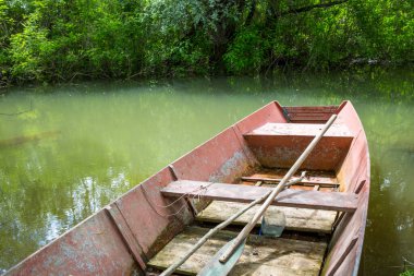 Karadağ 'da bir nehirde eski paslı bir balıkçı teknesi